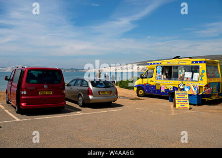 Ein Eis van mit Snacks und Souvenirs im National Trust Parkplatz Compton Strand, Isle of Wight, Großbritannien geparkt Stockfoto