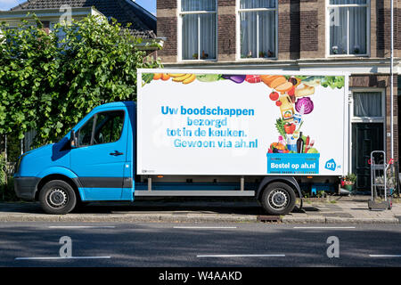 Albert Heijn Lieferwagen. Albert Heijn ist der größte niederländische Supermarktkette und eine wichtige Marke von Ahold Delhaize, einem International Food Retail Group. Stockfoto