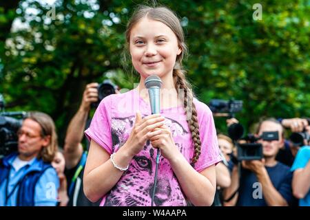 19.07.2019, die 16-jährige schwedische Klima Aktivistin Greta Thunberg zeigt zusammen mit dem Berliner Demonstranten am Freitag für künftige Veranstaltung in Berlin. In ihrer Rede, die Sie ermutigt die Demonstranten Streiks, um fortzufahren. Die schule Streiks für die Einhaltung des Übereinkommens von Paris wurden durch die Schwedische Schulmädchen eingeleitet und sind heute weltweit. | Verwendung weltweit Stockfoto