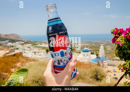 Pyrgos, Santorin/Griechenland-15 Jul 2019. Hand custom made Coca Cola Zero Flasche mit speziellen Insel Santorini Thema Bild auf dem Etikett. Seltene col Stockfoto