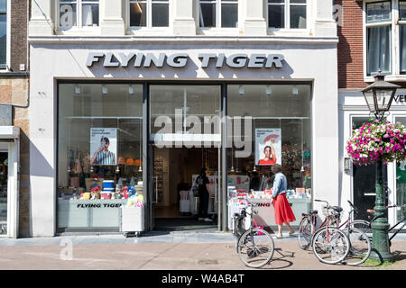 Flying Tiger store in Leiden in den Niederlanden. Flying Tiger Kopenhagen ist eine Dänische Sorte store Kette und hat fast 1.000 Filialen weltweit. Stockfoto