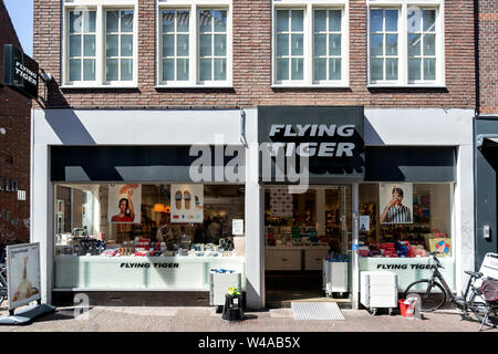 Flying Tiger in Delft, Niederlande. Flying Tiger Kopenhagen ist eine Dänische Sorte store Kette und hat fast 1.000 Filialen weltweit. Stockfoto