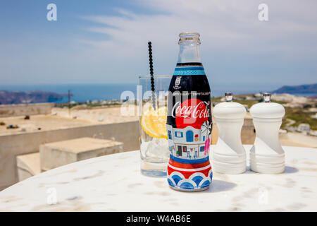 Pyrgos, Santorin/Griechenland-15 Jul 2019. Hand custom made Coca Cola Zero Flasche mit speziellen Insel Santorini Thema Bild auf dem Etikett. Seltene col Stockfoto