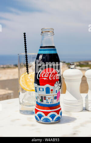 Pyrgos, Santorin/Griechenland-15 Jul 2019. Hand custom made Coca Cola Zero Flasche mit speziellen Insel Santorini Thema Bild auf dem Etikett. Seltene col Stockfoto