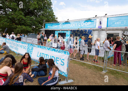 Latitude essen - Menschen in einer Warteschlange für den Latitude Co-op-shop oder Supermarkt vor Ort, Suffolk Latitude Festival, Suffolk UK Stockfoto