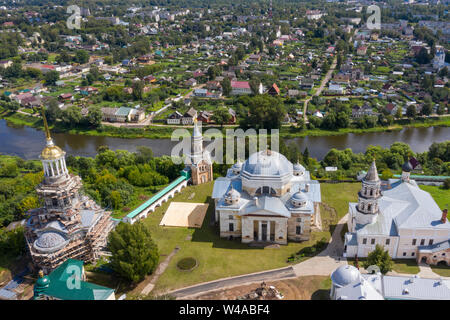 Luftbild des alten Klosters der heiligen Boris und Gleb am Ufer des Flusses Tvertsy in der alten russischen Provinzstadt Torschok, Twer Region Stockfoto