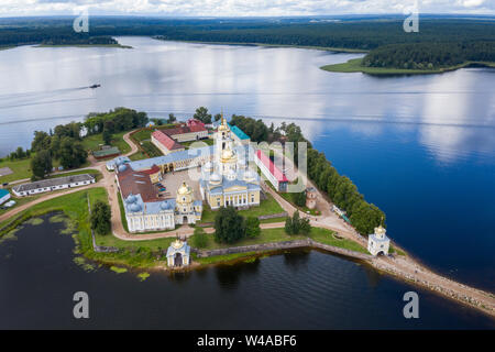 Luftbild des orthodoxen Tempeln der Stolobny Nilov Kloster auf der Insel im See Seliger, Tver Gebiet, Russland Stockfoto