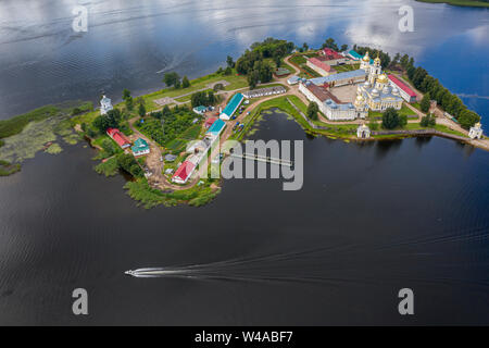 Luftbild des orthodoxen Tempeln der Stolobny Nilov Kloster auf der Insel im See Seliger, Tver Gebiet, Russland Stockfoto