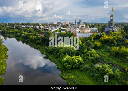 Ansicht des alten Klosters der heiligen Boris und Gleb am Ufer des Flusses Tvertsy in der alten russischen Provinzstadt Torschok, Region Tver, Russi Stockfoto