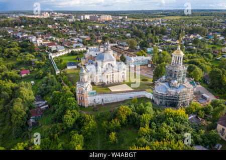 Luftbild des alten Klosters der heiligen Boris und Gleb am Ufer des Flusses Tvertsy in der alten russischen Provinzstadt Torschok, Twer Region Stockfoto