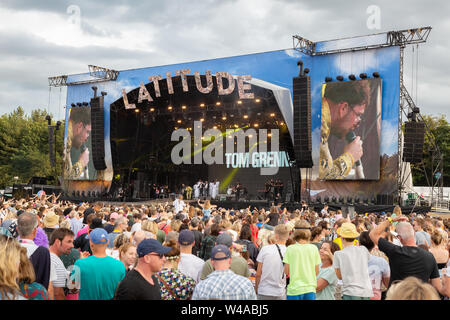 Latitude Festival Suffolk UK-Tom Grennan auf der Hauptbühne, Obelisk Arena vor einer großen Menschenmenge; Latitude Festival, Suffolk, Großbritannien 2019 Stockfoto