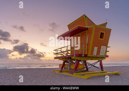 Dritte Straße Rettungsschwimmer stehen (© WILLIAM LANE 2016) MIAMI BEACH, Florida USA Stockfoto