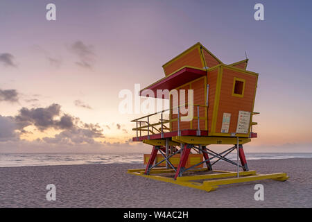 Dritte Straße Rettungsschwimmer stehen (© WILLIAM LANE 2016) MIAMI BEACH, Florida USA Stockfoto