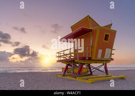 Dritte Straße Rettungsschwimmer stehen (© WILLIAM LANE 2016) MIAMI BEACH, Florida USA Stockfoto