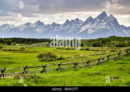 Mount Moran und die Grand Teton Berge in der Abenddämmerung über die Elche Kopf Ranch im Grand Teton National Park in Moran, Wyoming gesehen. Stockfoto