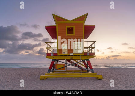 Dritte Straße Rettungsschwimmer stehen (© WILLIAM LANE 2016) MIAMI BEACH, Florida USA Stockfoto