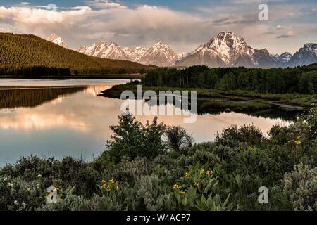 Mount Moran und die Grand Teton Berge bei Oxbow Bend in der Dämmerung des Snake River im Grand Teton National Park in Moran, Wyoming wider. Stockfoto