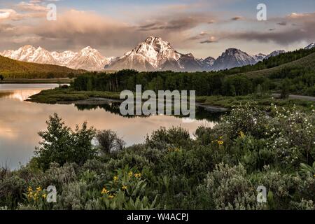 Mount Moran und die Grand Teton Berge bei Oxbow Bend in der Dämmerung des Snake River im Grand Teton National Park in Moran, Wyoming wider. Stockfoto