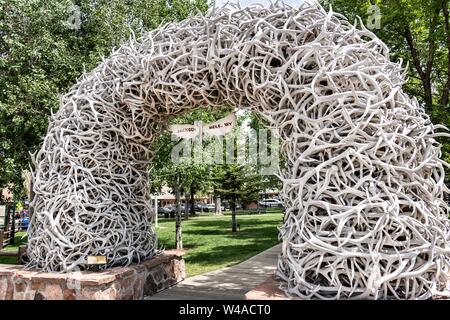 Die berühmten Elch Geweih Arch im George Washington Memorial Park, wie der Stadtplatz in Jackson Hole, Wyoming bekannt. Vier Bögen der Marktplatz sind ausschließlich von der lokalen Elchengeweihen gebaut. Jeder Bogen wird von einem Stahlgerüst unterstützt und von Hand mit mehr als 2.000 Geweih jeden gebaut. Die Bögen sind meist durch Reibung und Schwerkraft gehalten und müssen über alle 50 Jahre wieder aufgebaut werden. Stockfoto