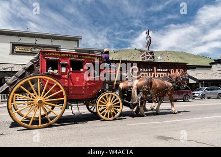 Die castagno Outfitters Touristen Stagecoach an die Million Dollar Cowboy Bar rund um den Marktplatz in Jackson Hole, Wyoming. Stockfoto