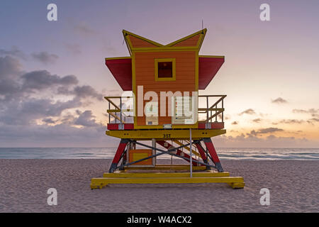 Dritte Straße Rettungsschwimmer stehen (© WILLIAM LANE 2016) MIAMI BEACH, Florida USA Stockfoto