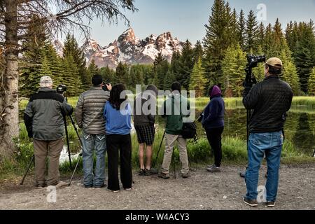 Fotografen später Fotos der Grand Teton Mountains bei Sonnenaufgang auf dem Snake River an der Schwabacher Landung im Grand Teton National Park in der Nähe von Elche, Wyoming wider. Stockfoto