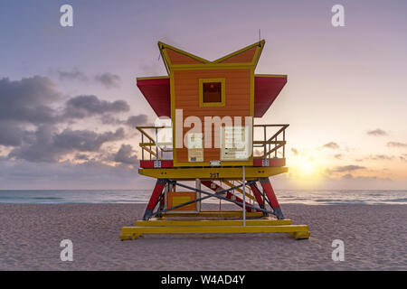 Dritte Straße Rettungsschwimmer stehen (© WILLIAM LANE 2016) MIAMI BEACH, Florida USA Stockfoto