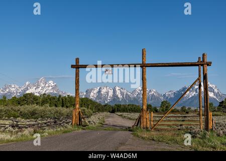 Mount Moran und die Grand Teton Berge am Eingangstor zum Elch Kopf Ranch im Grand Teton National Park in Moran, Wyoming. Stockfoto