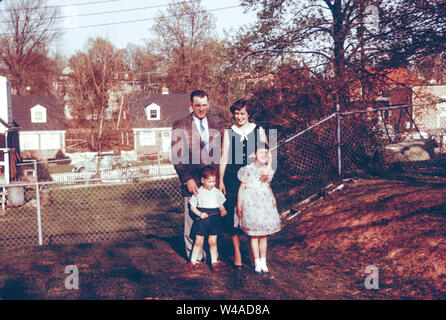 Familie von vier posieren für ein Foto in Ihrem suburbanen Hinterhof, Arlington, VA, USA, 1955 Stockfoto