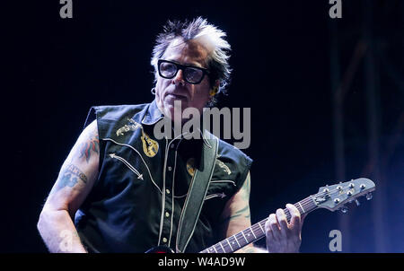 MOUNTAIN VIEW, Kalifornien - 20. Juli: Die Nachkommen Gitarrist Nudeln bei der Vans Warped Tour 25. Jahrestag im Shoreline Amphitheater am 20 Juli, 2019 in Mountain View, Kalifornien führt. Foto: Christopher Victorio/imageSPACE/MediaPunch Stockfoto