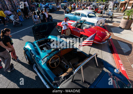 Glendale, USA. 21. Juli, 2019. Menschen klassische Autos während der 26 Glendale Kreuzfahrt Nacht in Glendale City, Kalifornien, USA, 20. Juli 2019. Die 26 Glendale Kreuzfahrt Nacht war in der Innenstadt von Glendale am Samstag statt und zieht viele Classic Car Liebhaber. Credit: Qian Weizhong/Xinhua/Alamy leben Nachrichten Stockfoto