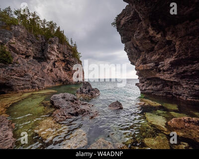 Die Grotte, Bruce Peninsula Park in der Nähe von Tobermory, Ontario, Kanada im Sommer Stockfoto