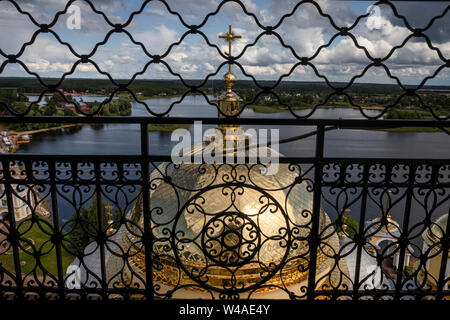 Blick vom Glockenturm der Kathedrale von Epiphany Stolobny Nilov Kloster auf der Insel im See Seliger, Tver Gebiet, Russland Stockfoto