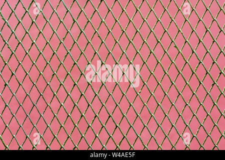 Bild von Metallgitter auf rosa Wand Hintergrund für den Einsatz als abstrakt Hintergrund. Stockfoto