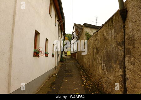 Enge Gasse in der Altstadt von Andernach im Bundesland Rheinland-Pfalz in Deutschland Stockfoto