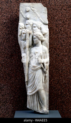 Teil einer votive Relief des 2. vorchristlichen Jahrhundert. Marmor. Gruppe von Frauen, die Fackeln. Carlsberg Glyptotek, Kopenhagen, Dänemark. Stockfoto