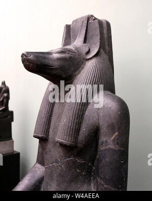 Leiter des Anubis, der schakal - geleitet. Gott des Einbalsamierens. Tempel von Luxor, Regierungszeit von Amenophis III (1403-1365 v. Chr.). Diorit. Von der Statue Detail. Stockfoto