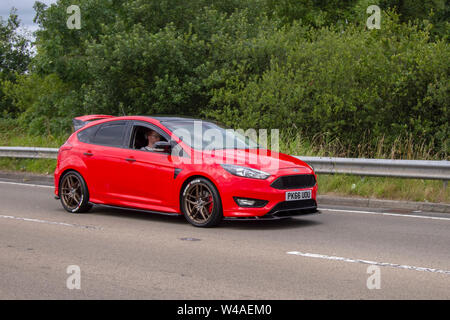 2016 Ford Focus Zetec S RED Edition Fließheck; auf dem Festival of Transport fand die in der Küstenstadt Fleetwood, Lancashire, Großbritannien, statt Stockfoto