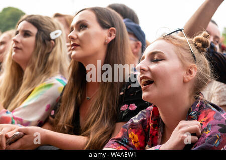 Die Fans singen wie norwegische Sängerin Sigrid spielt live bei Latitude Festival, henham Park, Suffolk, Großbritannien, 21. Juli 2019 Stockfoto