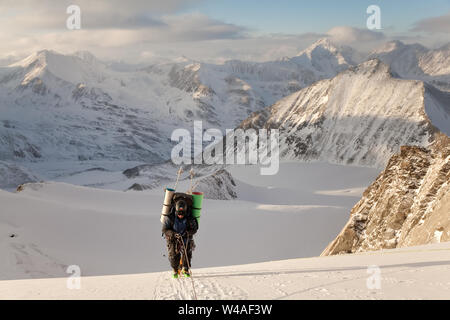 Wandern Ski Tour Kletterer in Altay hohe Berge. Sibirien. Russland. Stockfoto