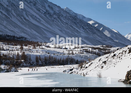 Wandern Ski Tour Kletterer in Altay hohe Berge. Sibirien. Russland. Stockfoto