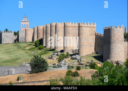 Die medeivil Mauern um die Stadt Avila mit dem Puerta del Carmen auf der linken Seite, Castilla y Leon, Spanien Stockfoto