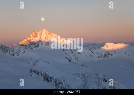 Naturlandschaft mit Mond, Gipfeln und Gletschern. Die Berge von Altay. Sibirien. Russland. Stockfoto