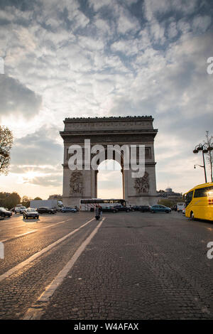 Blick auf den Arc de Triomphe in Paris, Frankreich während des frühen Sonnenuntergangs im Frühling. Stockfoto