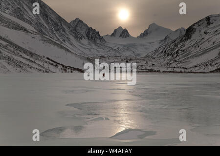 Wandern Ski Tour Kletterer in Altay hohe Berge. Sibirien. Russland. Stockfoto