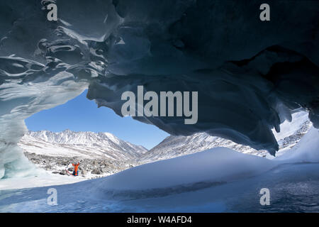 Wandern Ski Tour Kletterer in Altay hohe Berge. Sibirien. Russland. Stockfoto