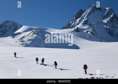 Wandern Ski Tour Kletterer in Altay hohe Berge. Sibirien. Russland. Stockfoto