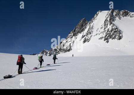 Wandern Ski Tour Kletterer in Altay hohe Berge. Sibirien. Russland. Stockfoto