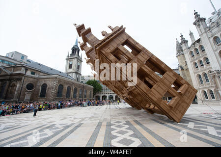 Guildhall Yard, London, UK. Juli 2019 21. Olivier Grossetête, Freiwillige nach unten ziehen und helfen, die 20 m Karton People's Turm durch Künstler Olivier Grossetête in d zu zerstören. Credit: Quan Van/Alamy leben Nachrichten Stockfoto