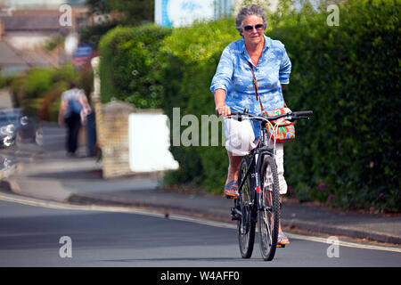 Älter, Frau, Reiten, Fahrrad, Fahrrad, Meer, front, Cowes, Isle of Wight, England, Vereinigtes Königreich, Stockfoto
